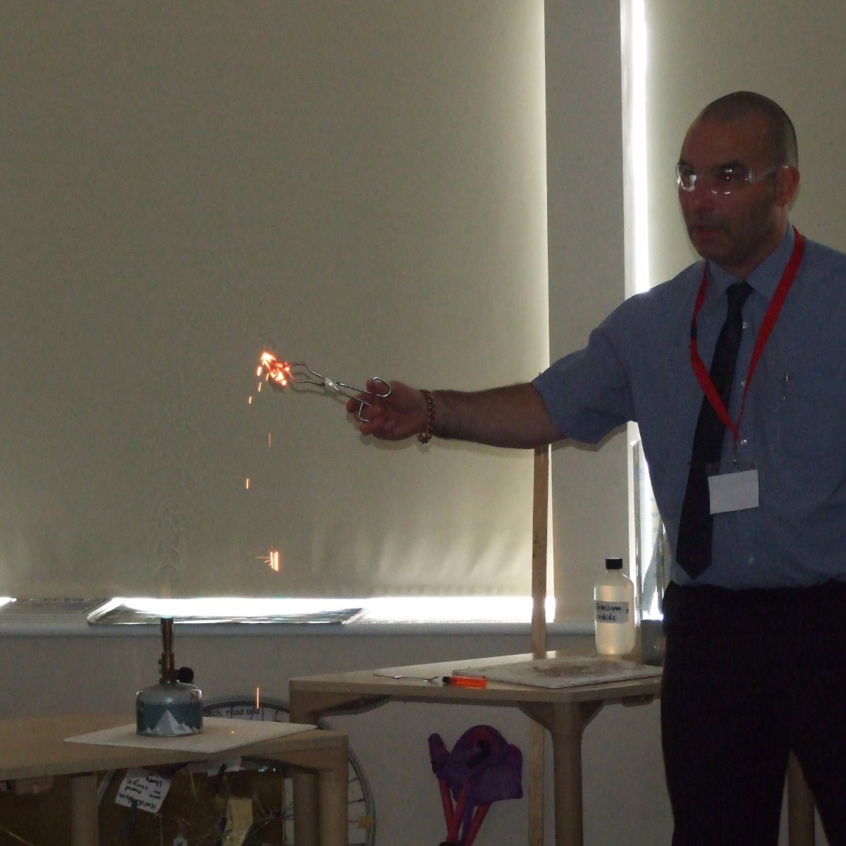 Prinngle Science Worksop College - Head of Chemistry, Dr Young uses Pringles to ...